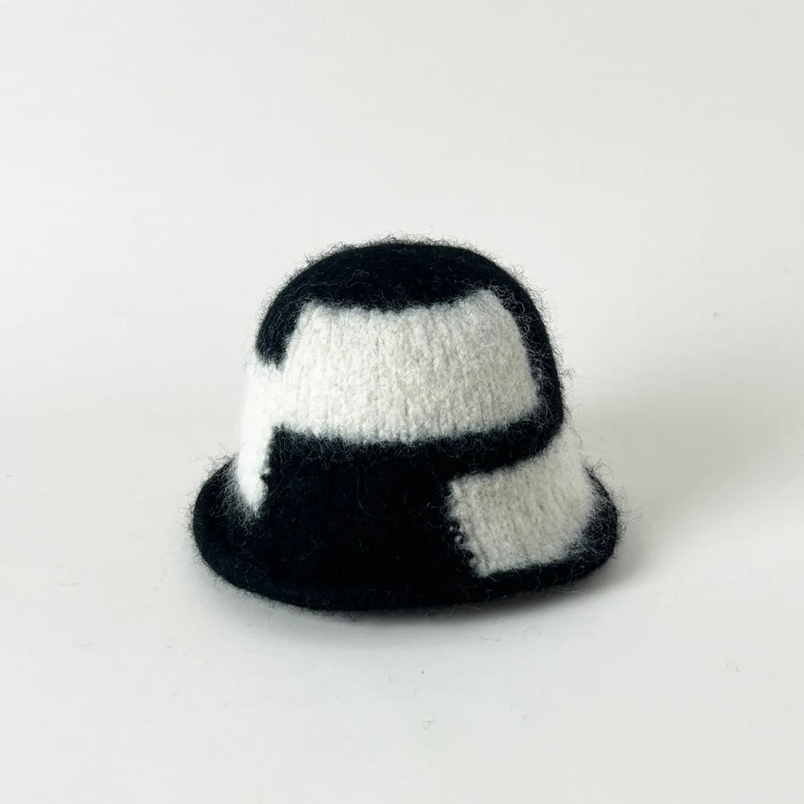 Black and White Shapka in Black and White, photo 1